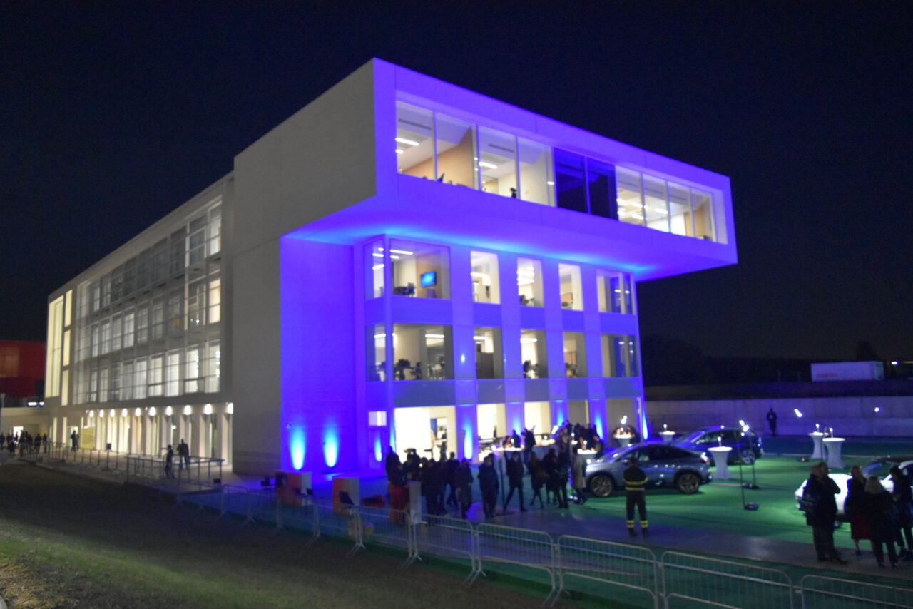 Alla scoperta della cattedrale degli industriali bergamaschi (c’è pure una saletta yoga)