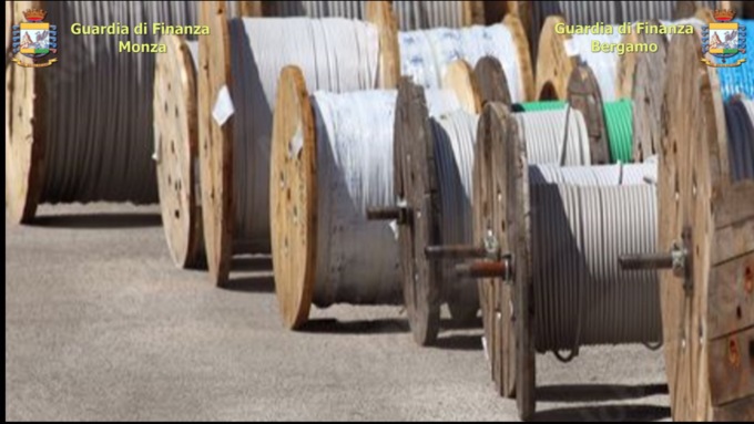 Circa 444 chilometri di cavi e 2mila adattatori elettrici non conformi sequestrati