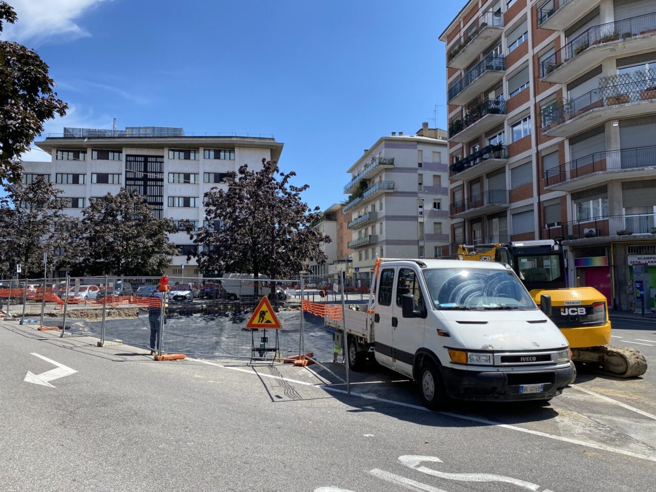 Distributore in via Baschenis, Brembilla: «Se tutto fila liscio lavori per il rondò in 4-5 mesi»