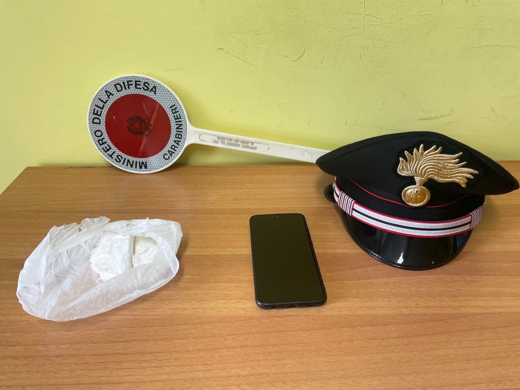 Fugge in moto con la cocaina, cade e si nasconde nel granturco: arrestato un 20enne