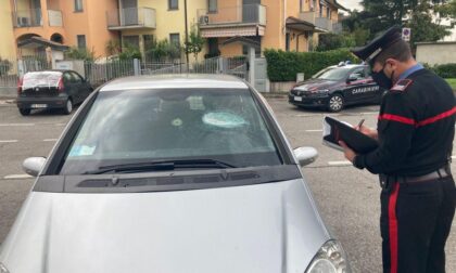 Spacca con una spranga di ferro il parabrezza di 6 auto: arrestato pregiudicato albanese