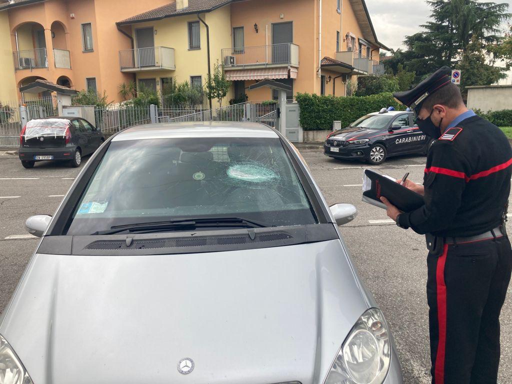 Spacca con una spranga di ferro il parabrezza di 6 auto: arrestato pregiudicato albanese