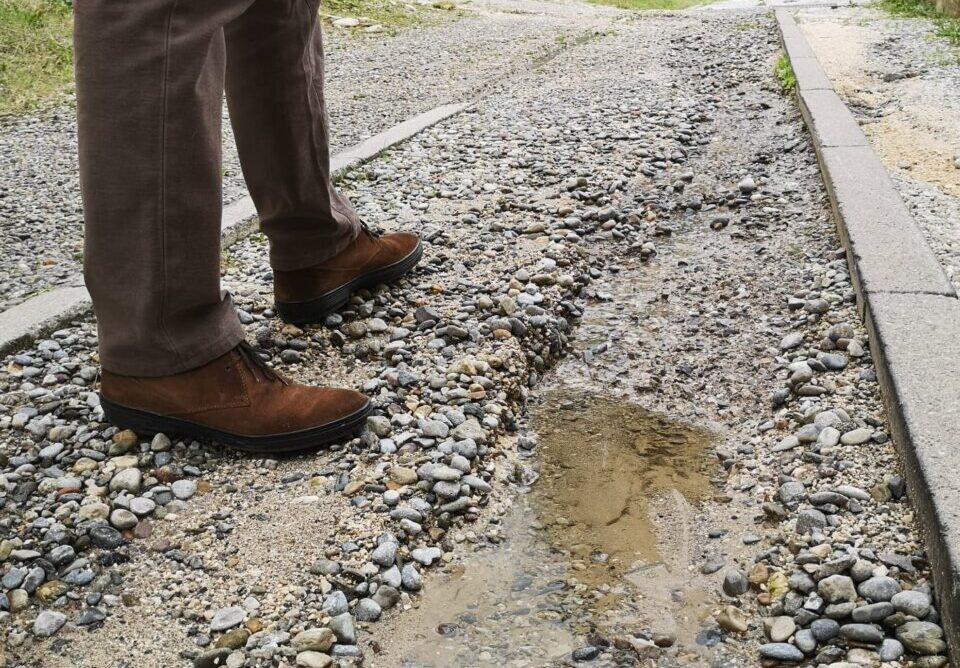 Ogni volta che piove, via San Tomaso bassa diventa un ruscello di acqua e ghiaia