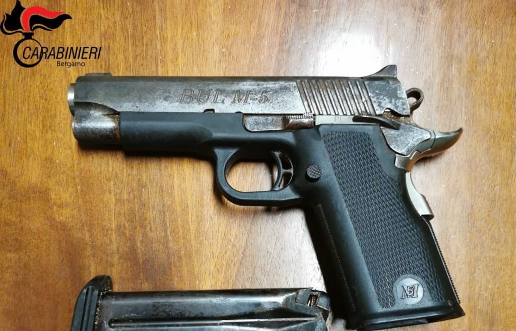Pistola rubata sotto il materasso: in carcere un 33enne