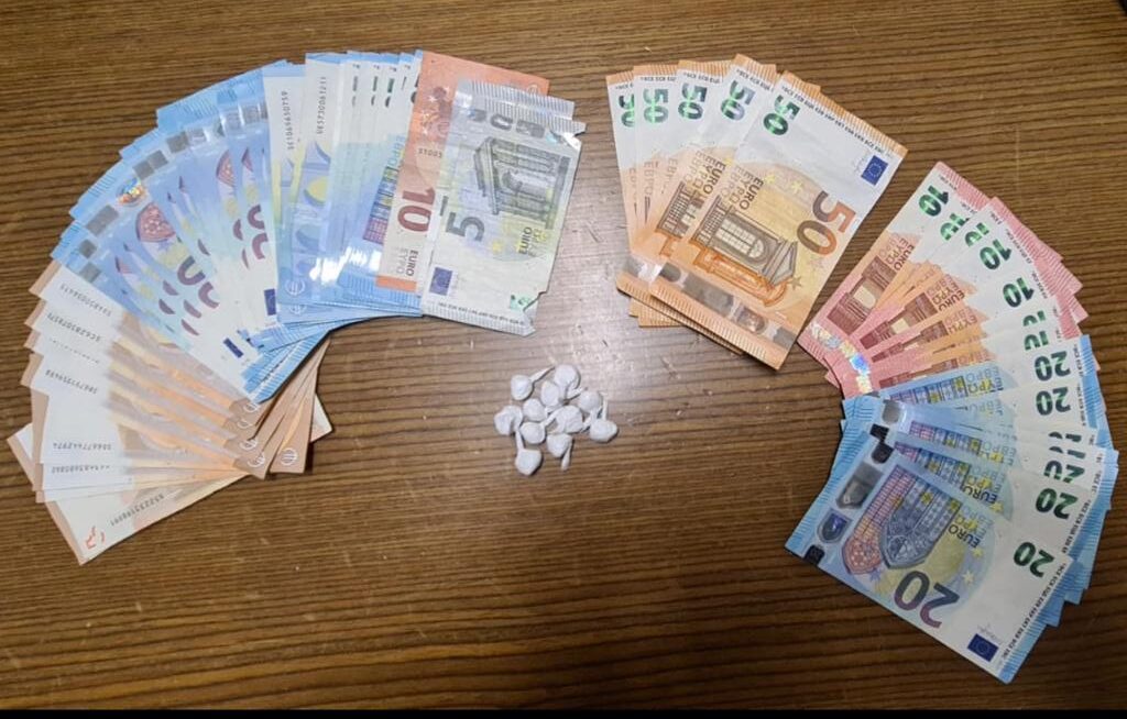 Spacciava in auto nel parcheggio di via Oberdan: arrestato un incensurato di 43 anni