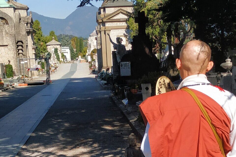 L’omaggio del monaco giapponese alle vittime del Covid