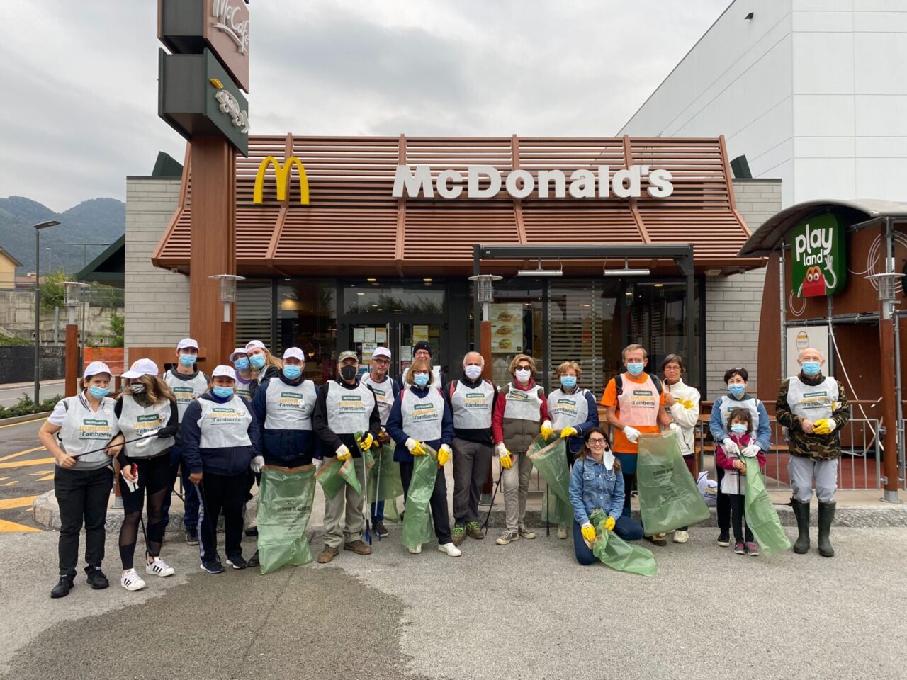McDonald’s in campo per l’ambiente: raccolti 210 chili di rifiuti abbandonati