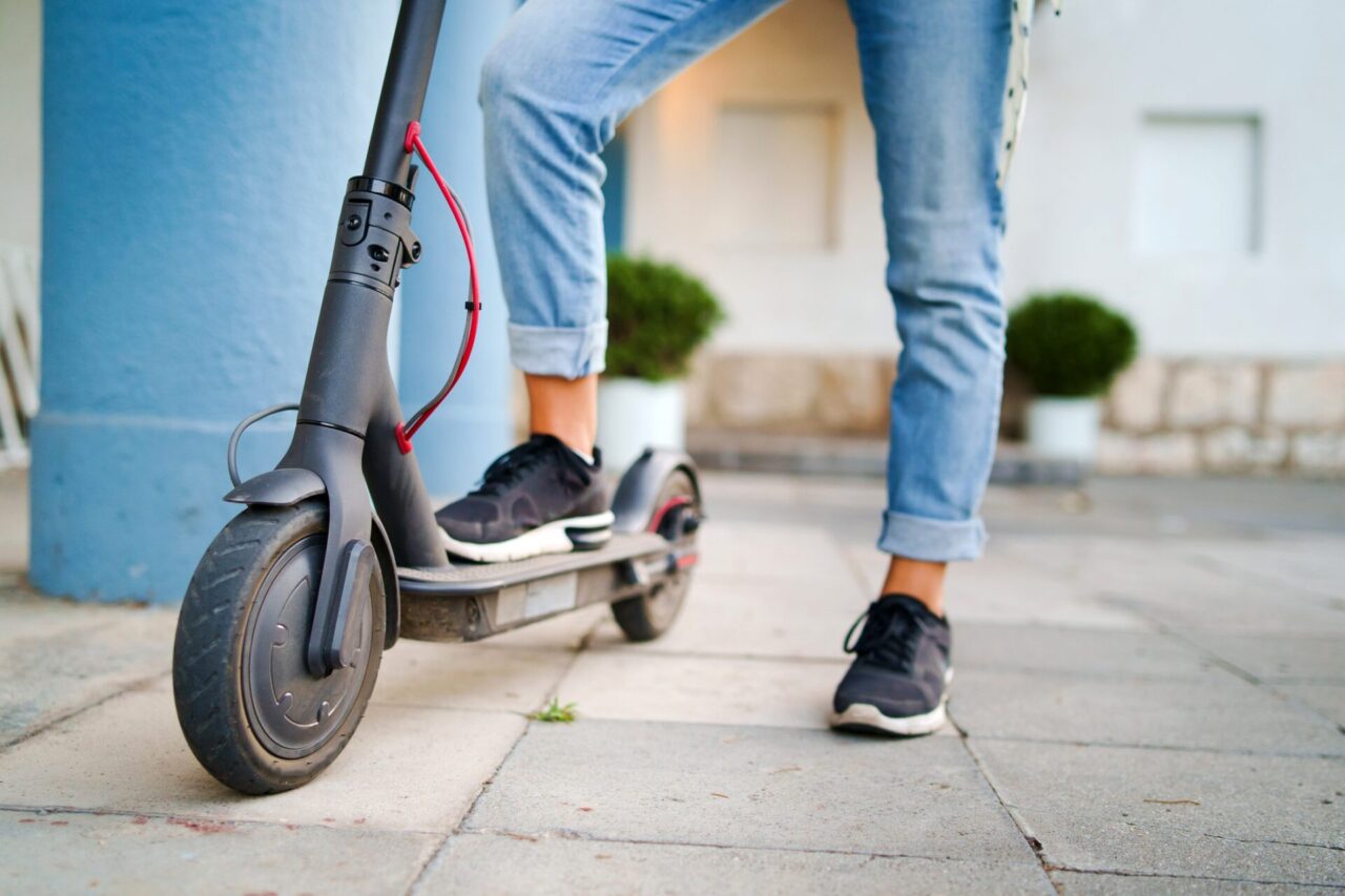 In moto senza patente si scontra con un’auto, torna a casa e prende il monopattino: multato