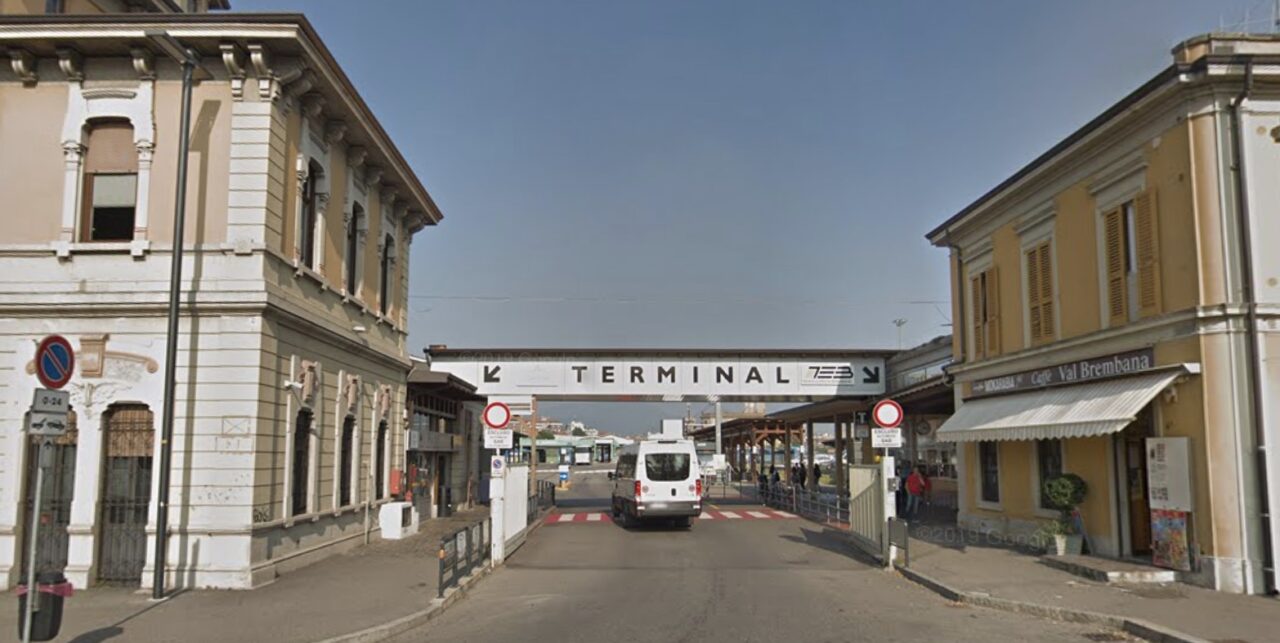 Cazzotti e bottigliate al terminal della Teb, ragazzo di 17 anni ferito spalla e braccio