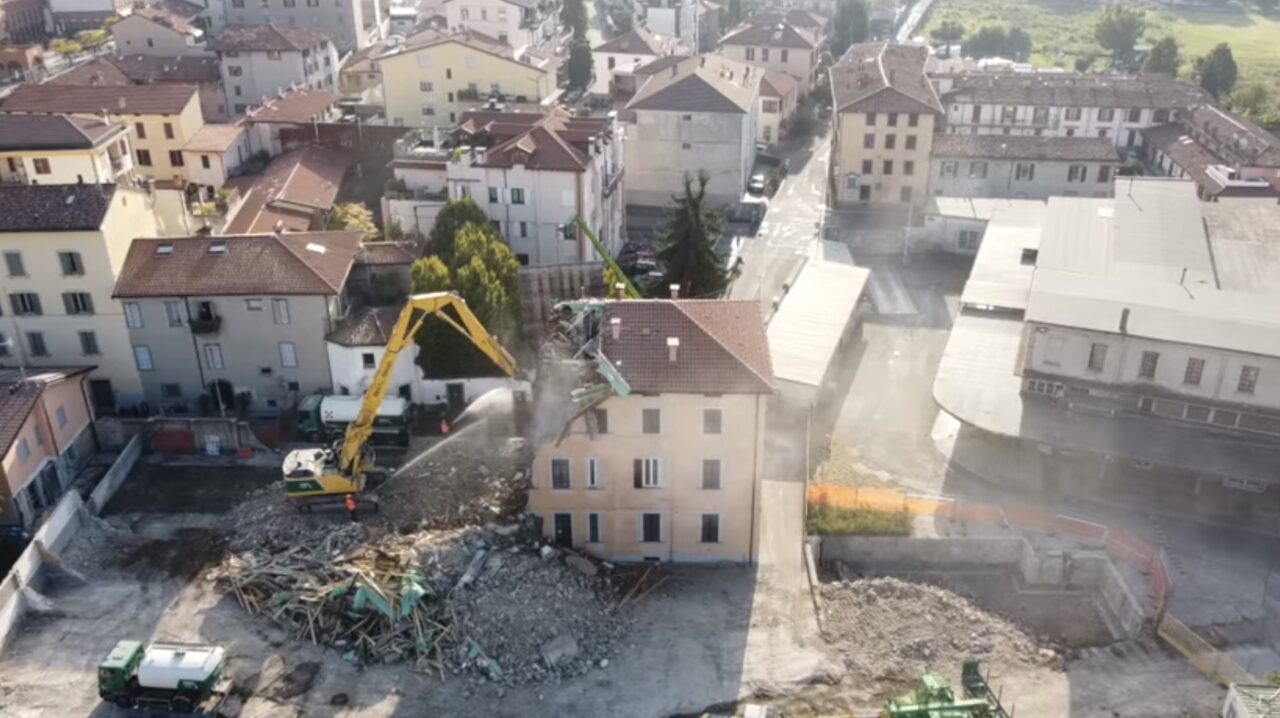 Appartamenti all’ex Italcementi in via Rovelli: il video dell’avvio delle demolizioni
