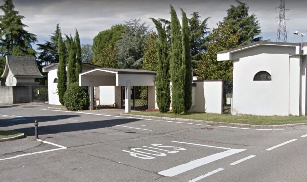 Ha un malore mentre è nei bagni del cimitero delle Ghiaie, morto un senza fissa dimora