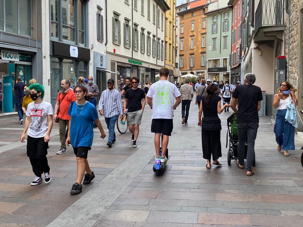 Aumenta la mobilità, ma i contagi restano stabili. E i ricoveri in Lombardia calano