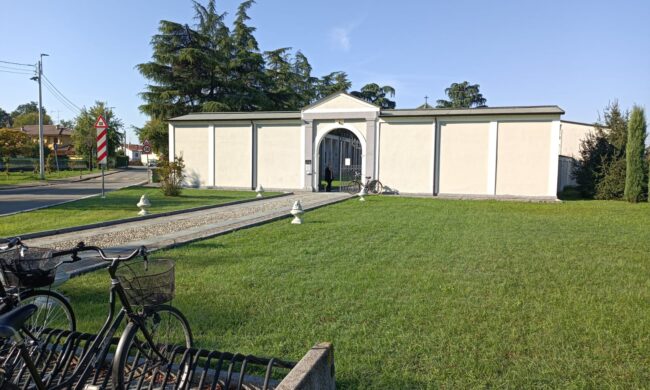 Aprono la bara e trovano due cadaveri: giallo al cimitero