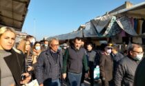Salvini al mercato di Caravaggio per tirare la volata a Prevedini (e criticare il Green Pass)