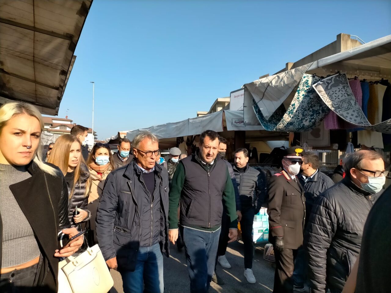 Salvini al mercato di Caravaggio per tirare la volata a Prevedini (e criticare il Green Pass)