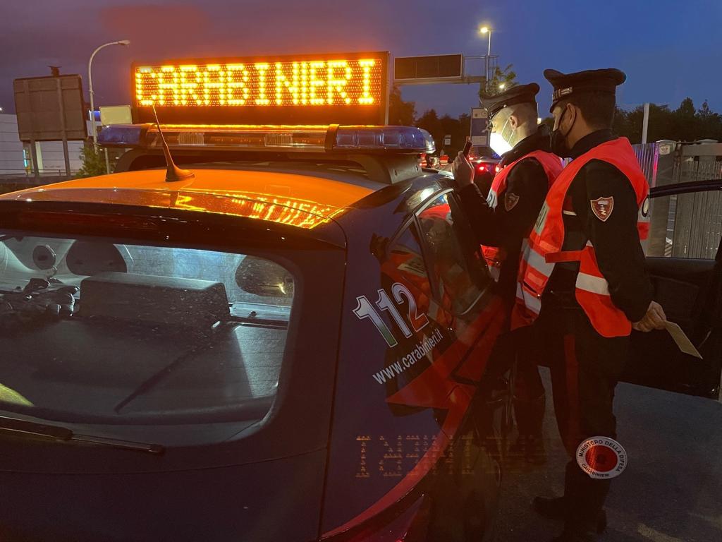 Contromano sulla provinciale, amica pubblica online il video: patente ritirata a un 28enne
