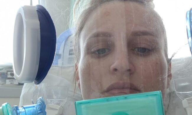 Ha il Covid in gravidanza, partorisce d’urgenza e sta in coma per tre settimane: miracolata