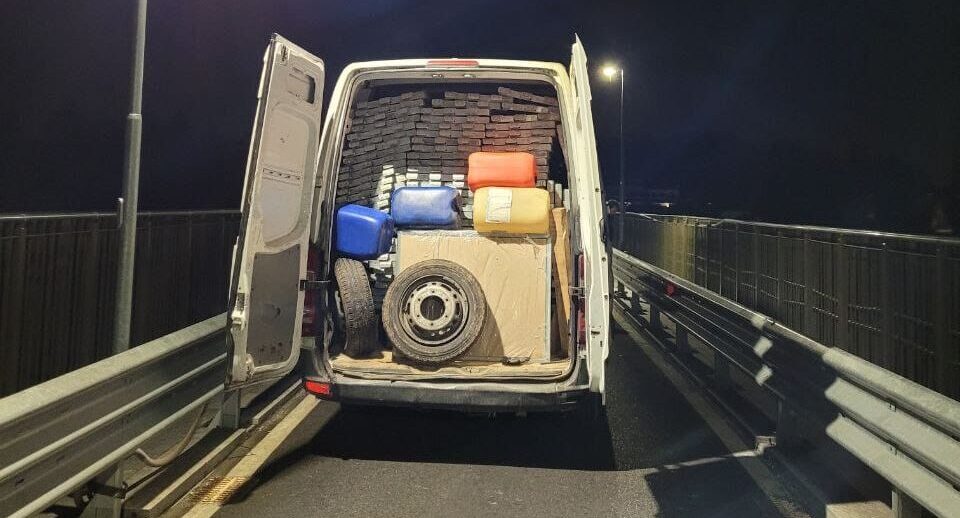 Su un furgone rubato (con ponteggi rubati) bloccano il ponte di Calusco per fuggire: arrestati