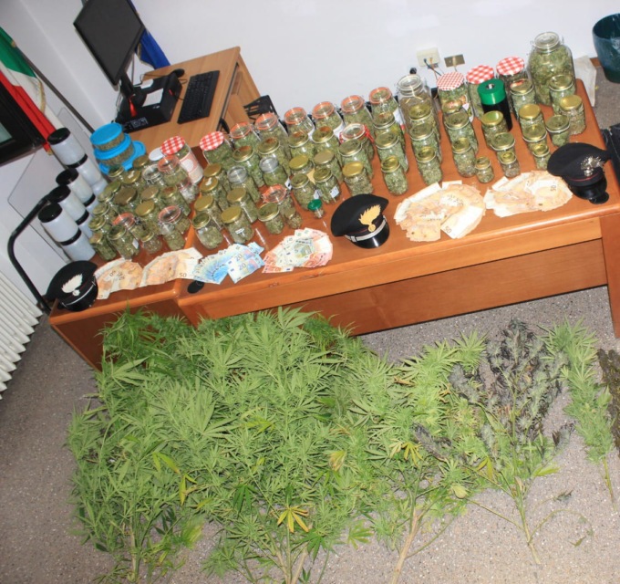 Oltre 10 chili di marijuana nascosti in barattoli della marmellata: arrestati padre e figlio