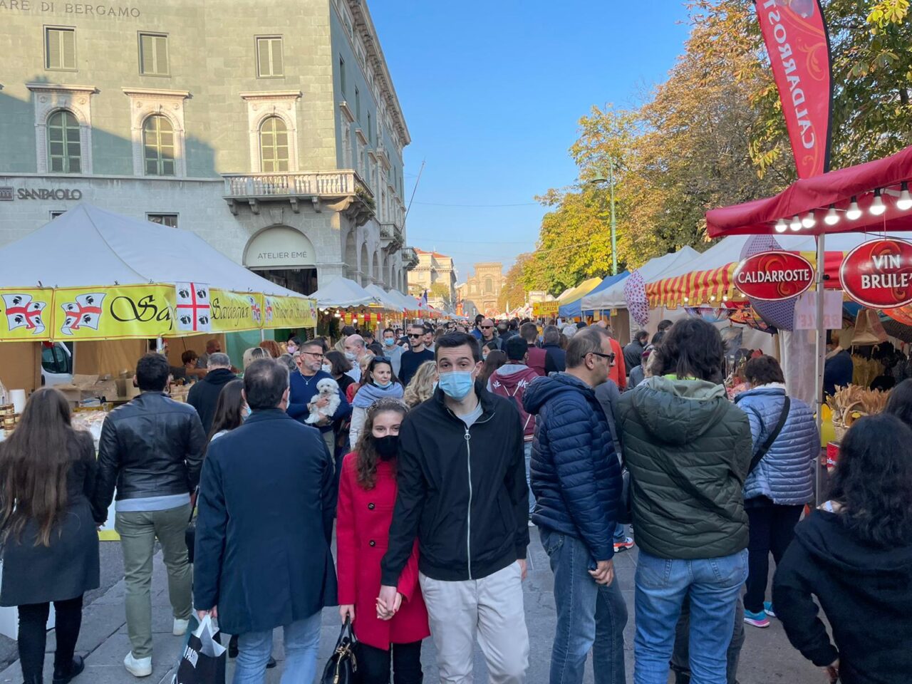 In un anno contagi e ricoveri in picchiata, Fontana: «Vaccinazione determinante»