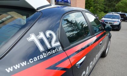 Dai carabinieri per fare denuncia, ma ha a suo carico due ordini di carcerazione: arrestato
