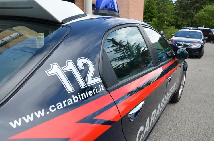 Dai carabinieri per fare denuncia, ma ha a suo carico due ordini di carcerazione: arrestato