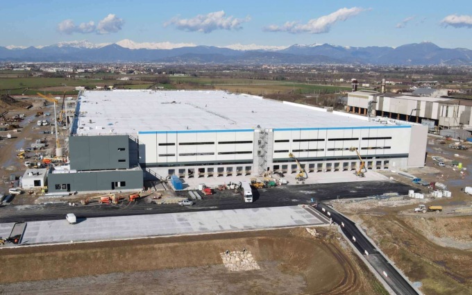 Dalla Sardegna per lavorare al polo Amazon di Cividate, ma il lavoro sfuma all’ultimo