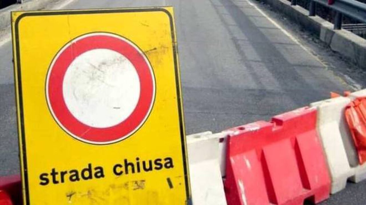 Zogno, masso cade sulla statale e ribalta un’auto: donna ferita lievemente