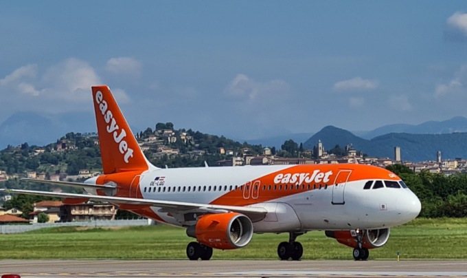 EasyJet amplia l’offerta dei voli: si viaggia verso Olbia, Amsterdam e Londra Gatwick