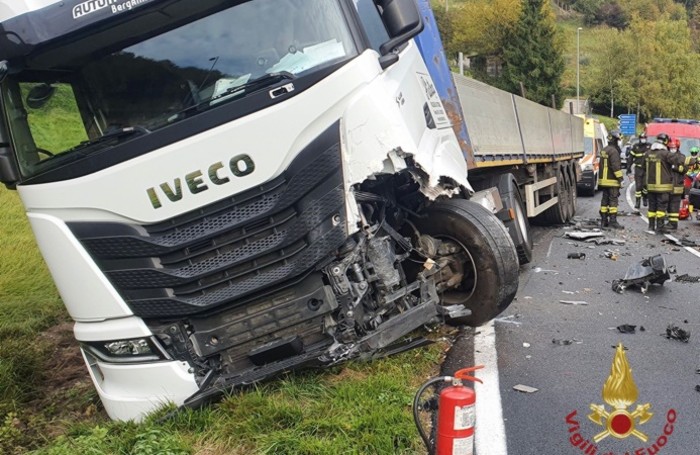 Ranzanico, violento scontro frontale tra camion e auto: quattro feriti