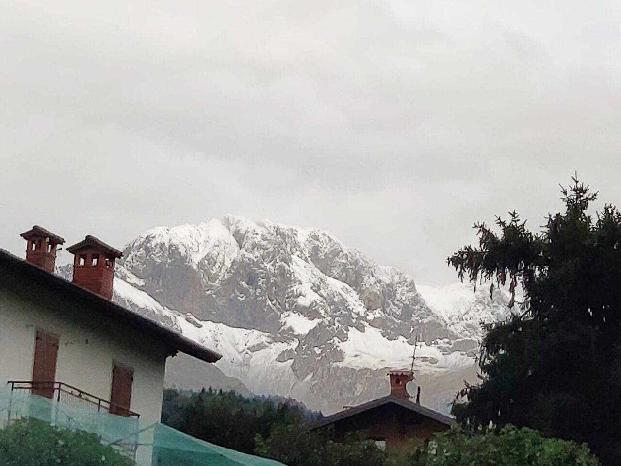 Non solo pioggia: le foto delle montagne bergamasche imbiancate dalla prima neve