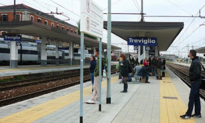 Treviglio, treno per Milano tenuto in scacco per più di un'ora da un centinaio di minorenni