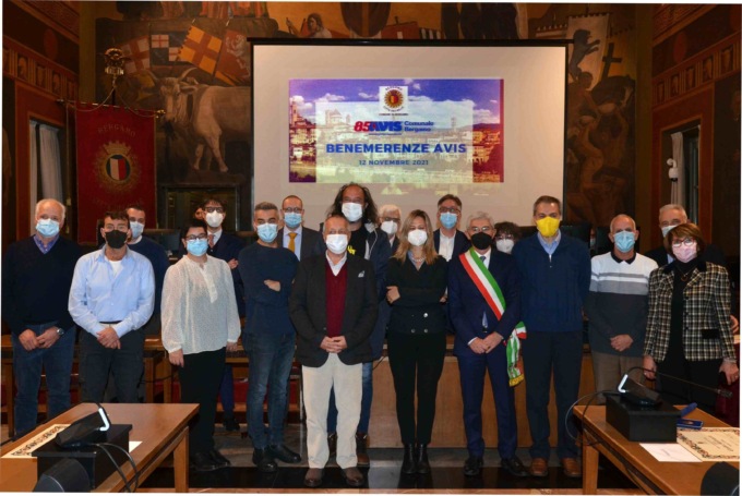 Oltre 120 donazioni: in Comune premiati 16 donatori più meritevoli dell’Avis Bergamo