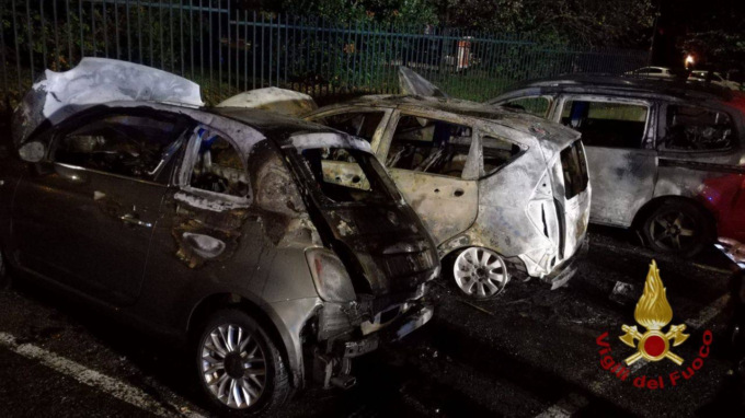 Rogo nella notte a Loreto: tre vetture completamente distrutte dalle fiamme