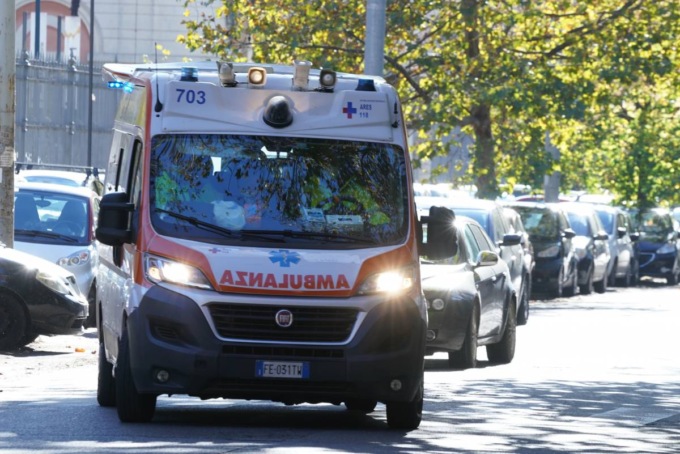 Schianto tra auto e moto in viale Giulio Cesare: morto un motociclista di 39 anni