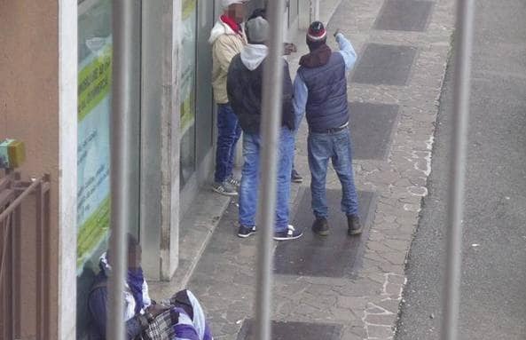 Spaccio e bivacchi tra stazione e Malpensata: i residenti chiedono al Comune d’intervenire