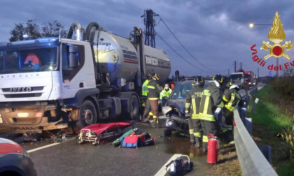 Automobile si scontra con un camion che trasporta liquami: due feriti non gravi