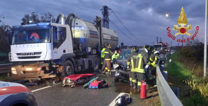 Automobile si scontra con un camion che trasporta liquami: due feriti non gravi