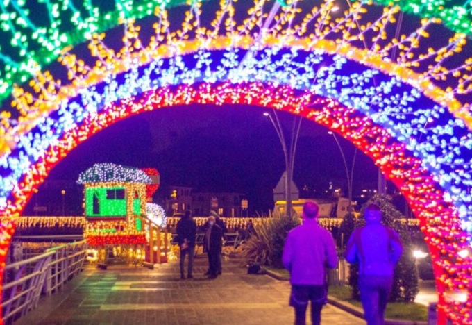Sarnico, 250mila luci accendono il Natale del lago. E a Lovere proiezioni d’autore