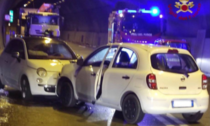 Schianto nella galleria Montenegrone: due feriti lievi, ma traffico del mattino in tilt