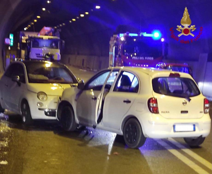 Schianto nella galleria Montenegrone: due feriti lievi, ma traffico del mattino in tilt
