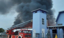 Enorme incendio in un deposito di Verdellino: le foto e il video delle fiamme