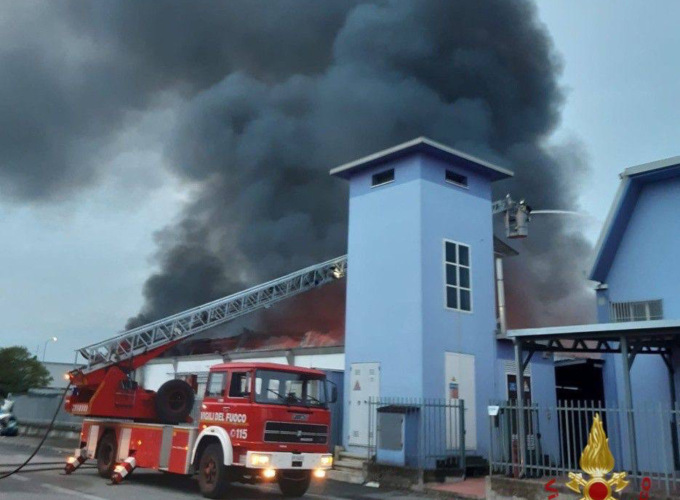 Enorme incendio in un deposito di Verdellino: le foto e il video delle fiamme