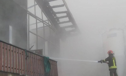 Incendio in un'azienda agricola di Zambla a Oltre il Colle, messe in salvo le mucche