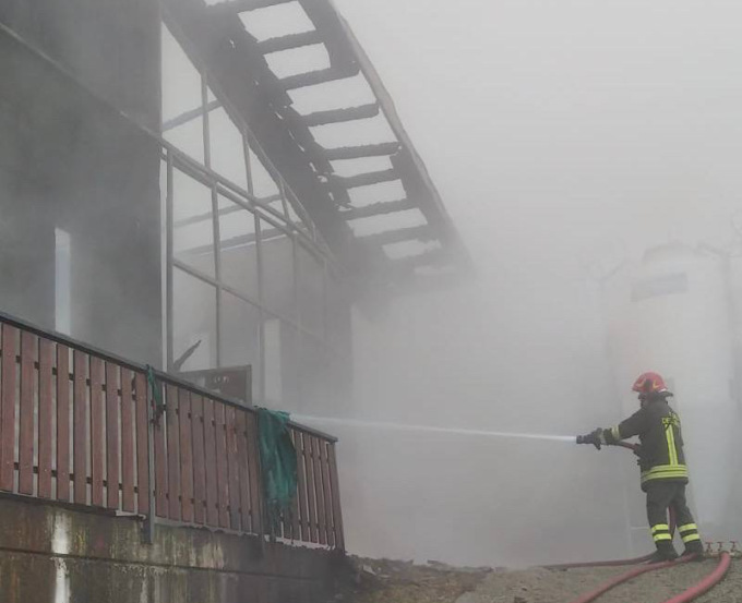 Incendio in un’azienda agricola di Zambla a Oltre il Colle, messe in salvo le mucche