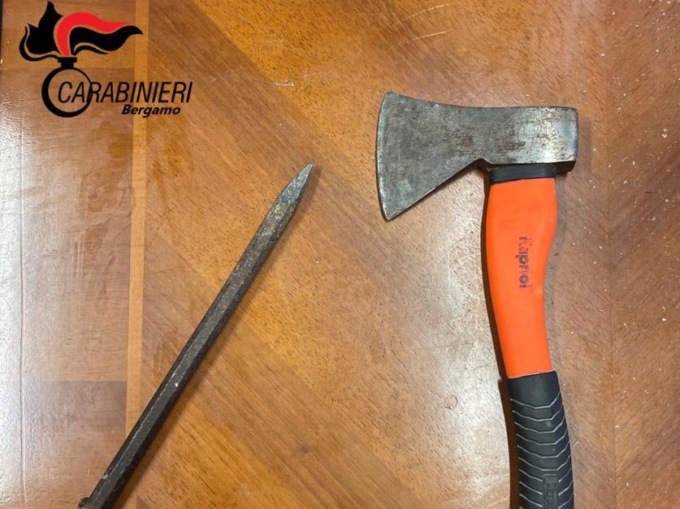 Tentano nella notte quattro furti, non ne mettono a segno neanche uno: arrestati