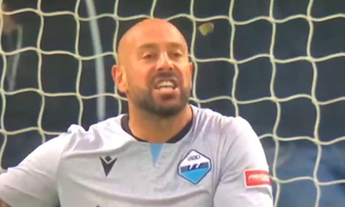 Monetina in testa a Pepe Reina: sanzione (ridotta) di 25 mila euro all’Atalanta