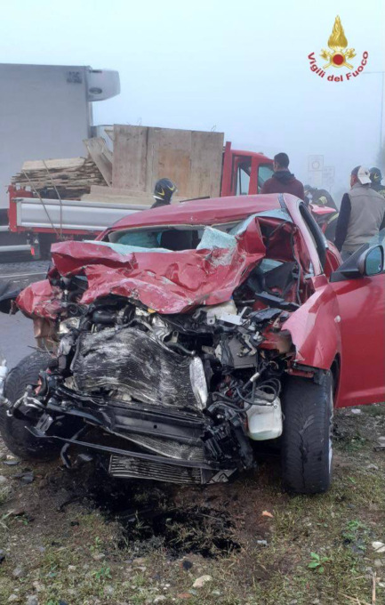 Scontro tra due auto e un furgone: tre i feriti, grave un 21enne