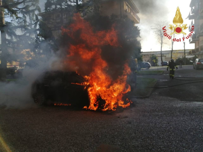 Parcheggia e scende dall’auto, il veicolo prende fuoco: paura a Martinengo