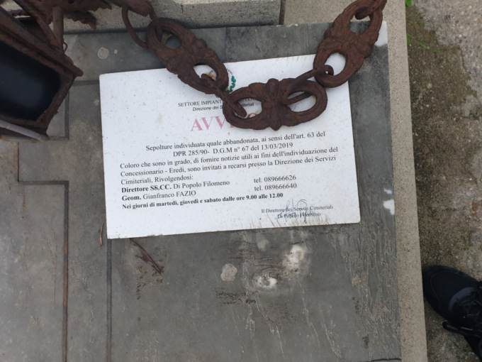 La tomba del signor Testa di Albino a Salerno: «Risulta abbandonata, c’è qualche suo parente?»